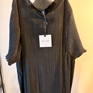 Agnes & Dora Charcoal Pleated top nwt